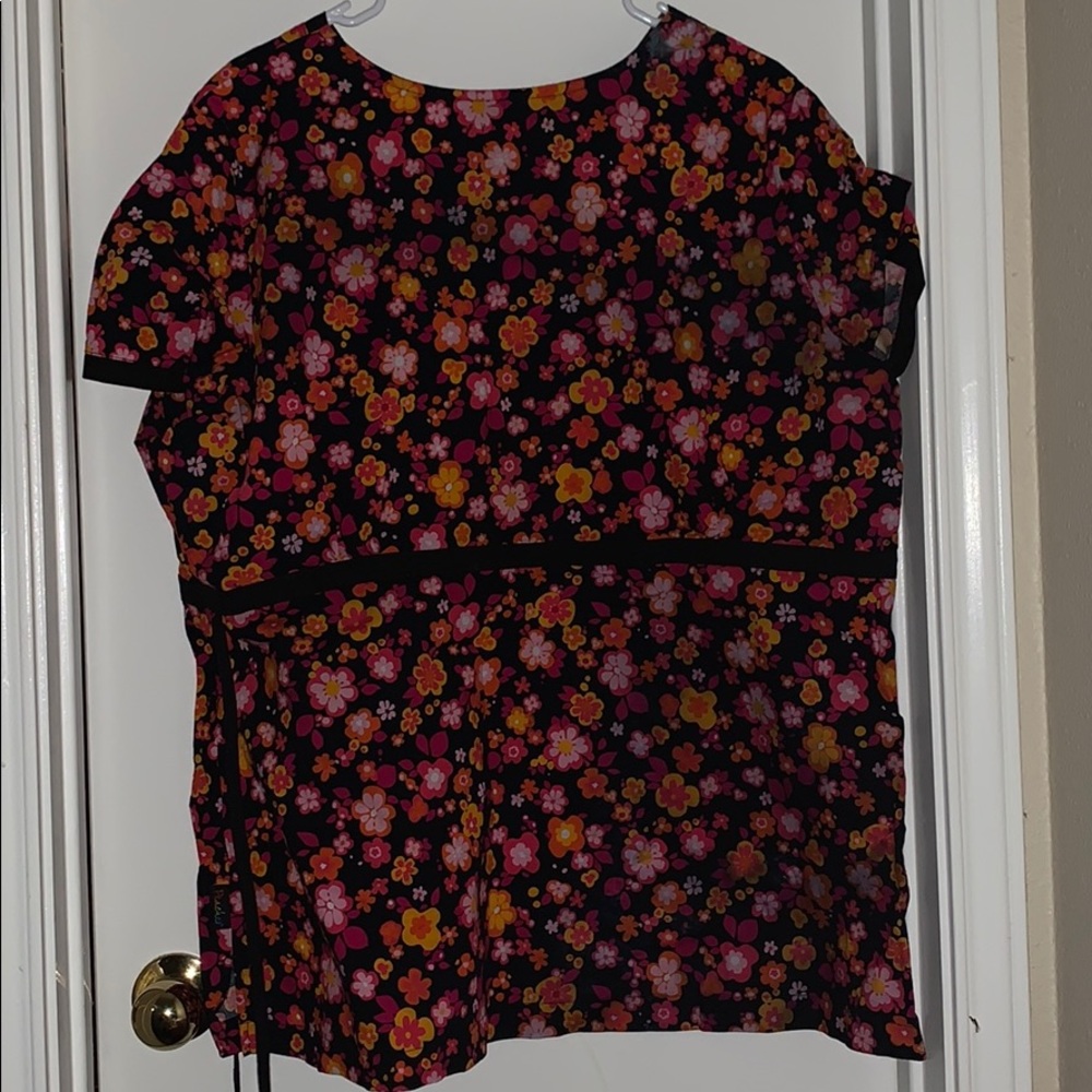 Scrub top - Picture 3 of 4